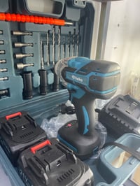 دريل لاسلكي بحالة ممتازة مع ملحقات كاملة. يعمل ببطارية بقوة 21V، وبه أ...