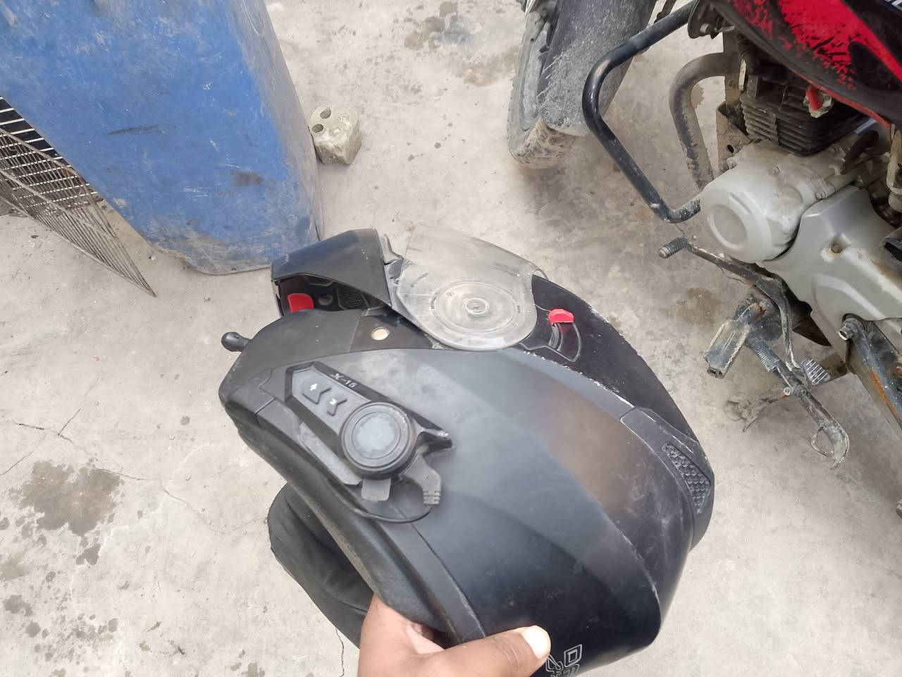 سلام عليكم صندوق من مال توصيل +خوذه للبيع ثنينهن ب60وبيهن مجال شيء قليل مكان الحبيبيه خلف سيطره وليد ابو لكص رقم الهاتف ***********
