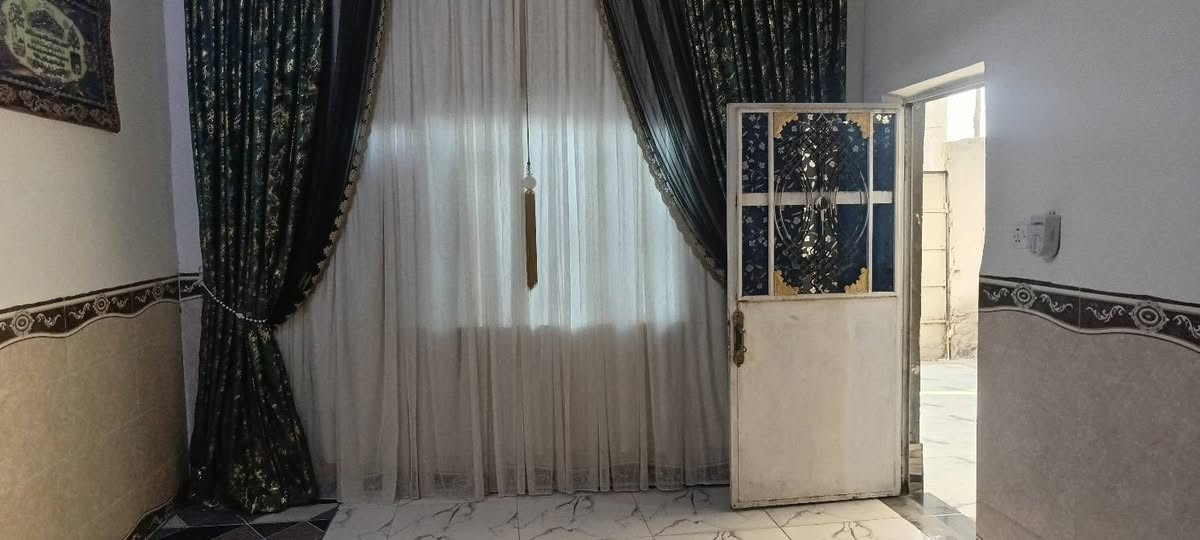 دار البيع كوت حي المنتصر طريق كوت  حي مساحة 300غرفتين وصالة ومطبخ وستقبال وكراج سعر وستفسار تصال عل رقم ***********
