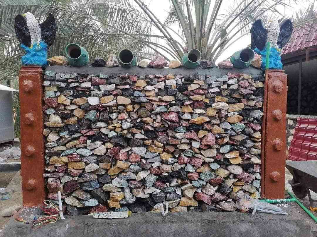 ***********.         يوجد واتساب لرقمين
***********
عمل انواع الديكورات والنقشات + الشلالات والنافورات  .. نعمل في جميع المحافظات.  اسعارنه حسب مساحة الحديقه ويوجد تخفيضات للمساحة الكبرى
