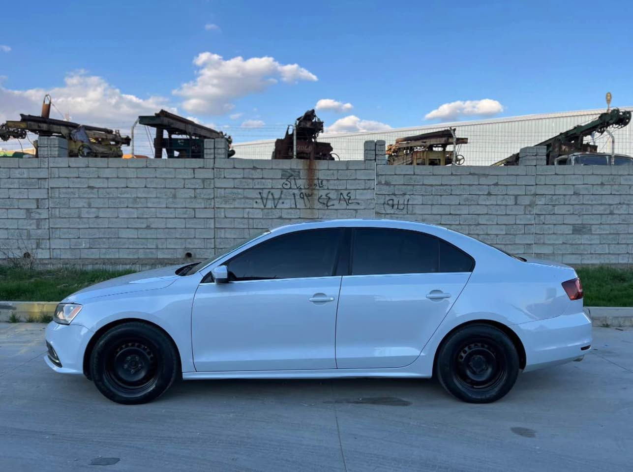 جیتا ٢٠١٧ 
سمۆکی 
Tsi 14 turbo 
یەک چەمەلەغی بۆیاخە بێ ناو گرتن 
٨٥ هەزار ڕۆشتووە نموونە لە جوانی 
تایەی تازە 
سەیارەکە یەک دینار مەسرەفی تیا نیە 
نرخی ١١٥ گەڵا و مەجالێکی کەم 
*********** السليمانية, العراق
