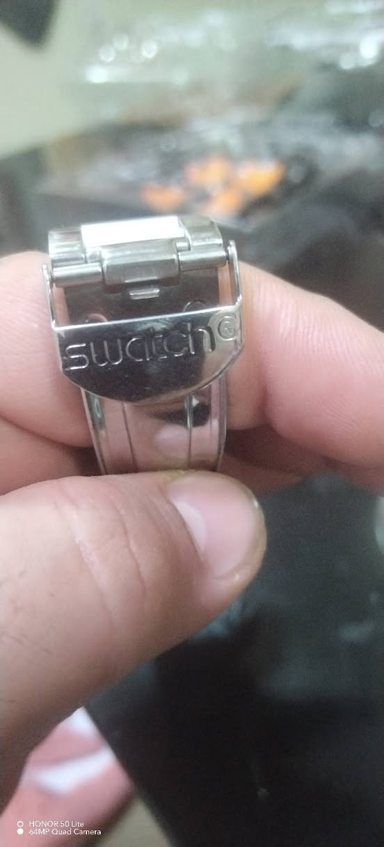 الماركة: Swatch (سواتش).
​المجموعة: Irony Chrono.
​مادة الهيكل: الفولاذ المقاوم للصدأ (Stainless Steel).
​المينا (الوجه): أبيض مع ثلاثة عدادات فرعية للكرونوغراف (ساعة إيقاف).
​الإطار (Bezel): مرصع بفصوص كريستالية لامعة.
​المزايا: تحتوي على نافذة لعرض التاريخ عند الساعة الرابعة، وهي مقاومة للماء (عادةً حتى 30 متراً).
​الحزام: مزيج من المعدن (الفولاذ) والسيراميك أو البلاستيك الأبيض في المنتصف.
السعر :100الف دينار نضافه 99٪ بل ميه


**إذا كنت صاحب هذا الإعلان وتريد حذفه لأي سبب، رجاءا أرسل رسالة إلى الدعم الفني**