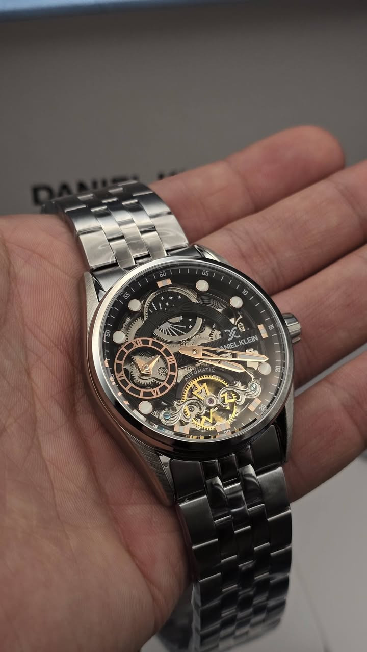 للبيع ساعة Daniel Klein أوتوماتيك (Skeleton) - بحالة الوكالة
التفاصيل:
​الماركة: Daniel Klein (أصلية).
​الحركة: أوتوماتيك (تعمل بحركة اليد، لا تحتاج بطارية).
​التصميم: تصميم الهيكل المفتوح (Skeleton) يظهر تفاصيل الماكينة والتروس من الأمام والخلف.
​المميزات:
​ميناء فرعي يوضح مؤشر (ليل/نهار).
​سوار ستانلس ستيل مقاوم للصدأ (اللزقة الأصلية لا تزال موجودة).
​مقاومة للماء حتى 5 ATM.
​غطاء خلفي شفاف لرؤية الماكينة.
​الحالة: جديدة تماماً (Zero) مع العلبة الأصلية وكافة الملحقات.

السعر عالخاص


**إذا كنت صاحب هذا الإعلان وتريد حذفه لأي سبب، رجاءا أرسل رسالة إلى الدعم الفني**