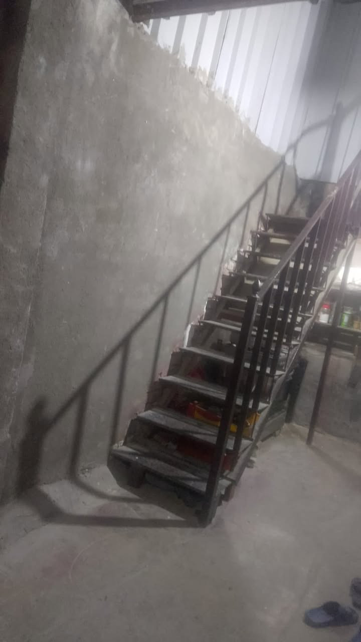 دار للبيع بلدية مساحة ١٠٠ م العقار مسجل بالبلدية طابق ونصف الطابق الارضي يحتوي على
غرفتين بمساحة (٤*٤) و (٥*٤) واستقبال (٤*٤) ومطبخ (٢*٣) وصحيات (٢*٢) والطابق الثاني يحتوي على غرفة بمساحة (٤*٨) العنوان النجف الحيدرية حي السلام قرب عامود ٦٠٤ 
للتواصل واتساب *********** وبسعر مناسب جدا
