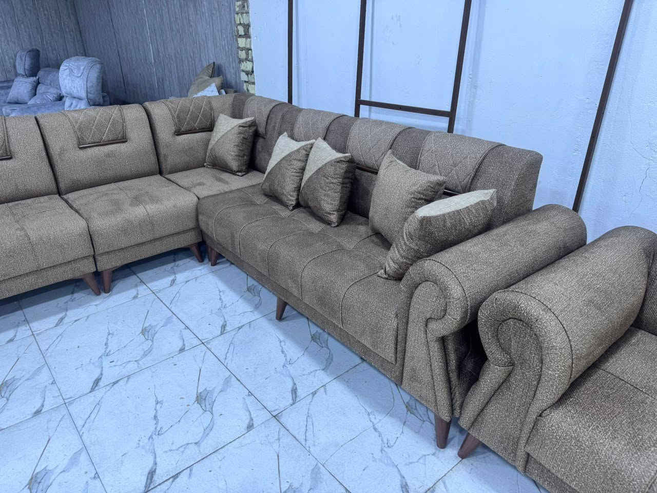 كله بلوك اسود بلاويد سمك ١٦ خالي من ال ان دي اف
سفنج مضغوط مميز أول اكسترا طبي
قماشه كتان ناعم..  ..
كل واحد ١٠ مقاعد طول ٧متر وربع  لون بيجي ولون نسكافي ولون رصاصي كورنر  تجي بيه قنفه مفصوله و١٠ كوشات استفسار *********** متوفر واتساب أو مراسله الخاص
