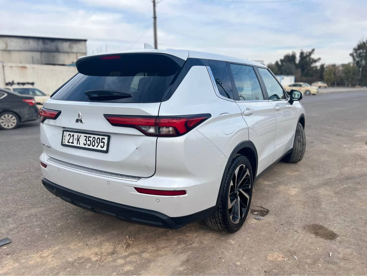 𝐌𝐈𝐓𝐒𝐔𝐁𝐈𝐒𝐇I 𝐎𝐔𝐓𝐋𝐀𝐍𝐃𝐄R 2022 🇯🇵
ميتسوبيشي اوتلاندر
 موديل :2022

بدون صبوغ شرط السونار 👌
 باب ورا السايق مبدل بيلدي 
السعر 🔥 230$ و مجال بسيط
عداد  المسافة :82الف كيلومتر
حجم المحرك : 2.5L ( 4 سلندر )
ارباكات كل سليم بيلادي
 مواصفات  SE🎖️
 بصمة ابواب  بصمة تشغيل 
كاميرا جانبي. كاميرا خلفي
هاند بريك بصمة
7 راكب
اوتو ستارات (𝐀𝐔𝐓𝐎 𝐒𝐓𝐀𝐑𝐓)
اوتو ستوب (𝐀𝐔𝐓𝐎  𝐒𝐓𝐎𝐏)
رادار امامي (تحديد مسار)
رادار جانبي  (نقاط عمياء)
رادار خلفي (التحذير من الاصطدام)
حساسات امامي حساسات جانبي 
حساسات خلفي 
إشارات بلمري  مري شفط
نظام (𝐎𝐅𝐅-𝐑𝐎𝐀𝐃) نظام (𝐒𝐇𝐎𝐖)
نظام (𝐀𝐔𝐓𝐎)  نظام (𝐄𝐂𝐎)
نظام (𝐍𝐎𝐑𝐌𝐀𝐋) نظام (𝐒𝐏𝐎𝐑𝐓)
كشنات شامو وقماش
كشن السايق كهربائي
تحكم استيرن 
تبريد لمس 
تبريد مركزي قطعتين
صندوق شفط كهربائي 
لايتات (𝐋𝐄𝐃)  عدسة زينون  
بكلايتات (𝐋𝐄𝐃)
ويل 20
بعد هوايه مواصفات

سعر 🔥230 و مجال بسيط 
مكان السياره اربيل
تلفون واتساب و كورك
*********** أربيل, العراق
