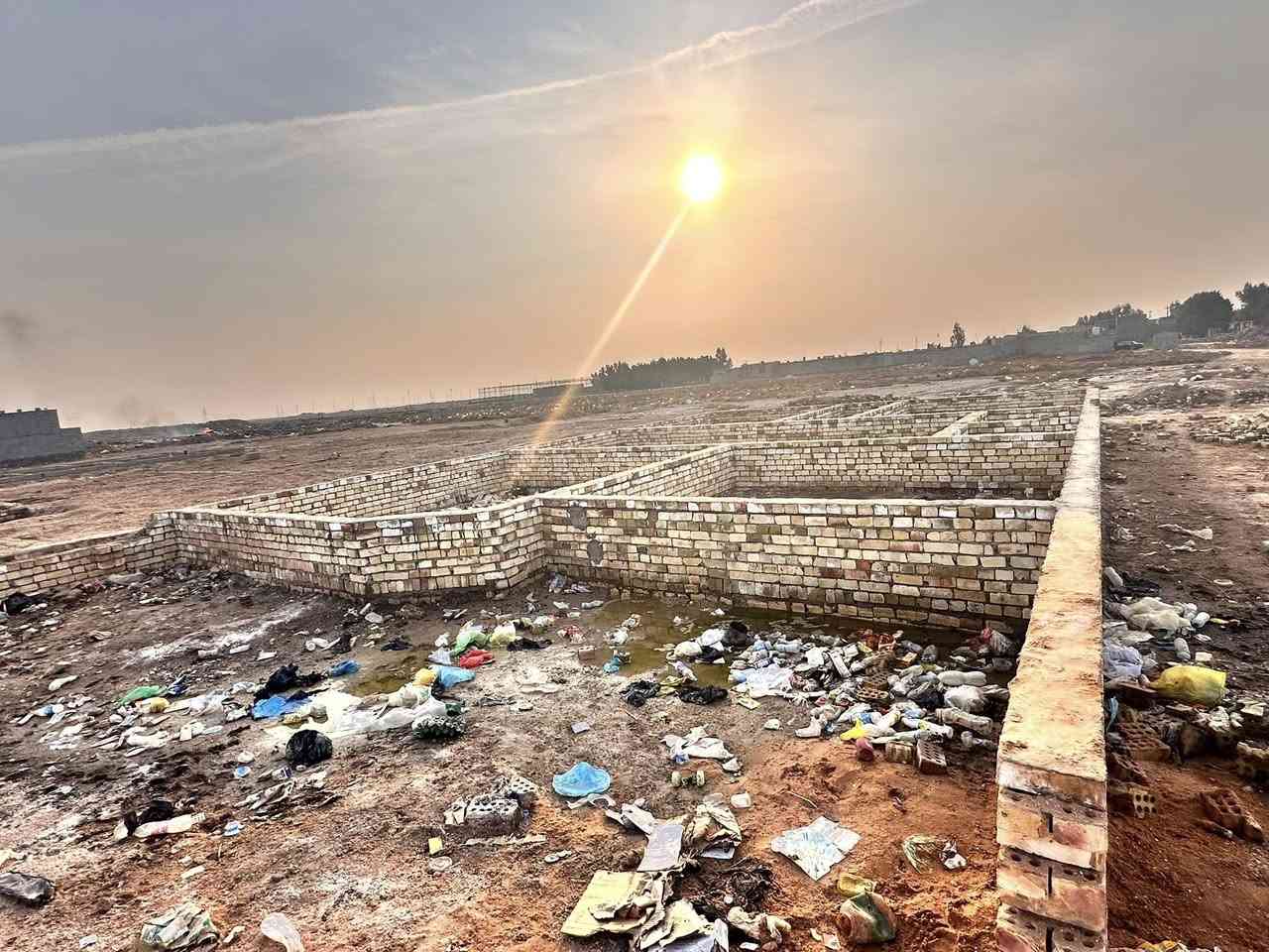 السلام عليكم قطعه 500 متر مبينه بتلو 200 متر طابوك على شارعين شارع 12 متر  وشارع 8 أمتار ويتوفر جميع الخدمات ماء كهرباء تبليط     
العنوان شارع المخبز مقابيل شارع 60 🇮🇶.  الاستفسار الاتصال على الرقم ***********
