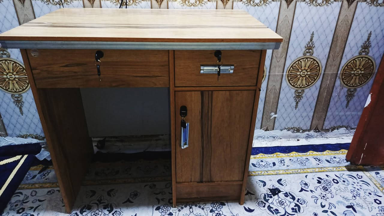 ميز مكتب للبيع جديد كلش السعر 70الف قفل 
مكاني البصره التنومه قرب فلكة ابو مهدي المهندس
الشراي يتصل ***********
