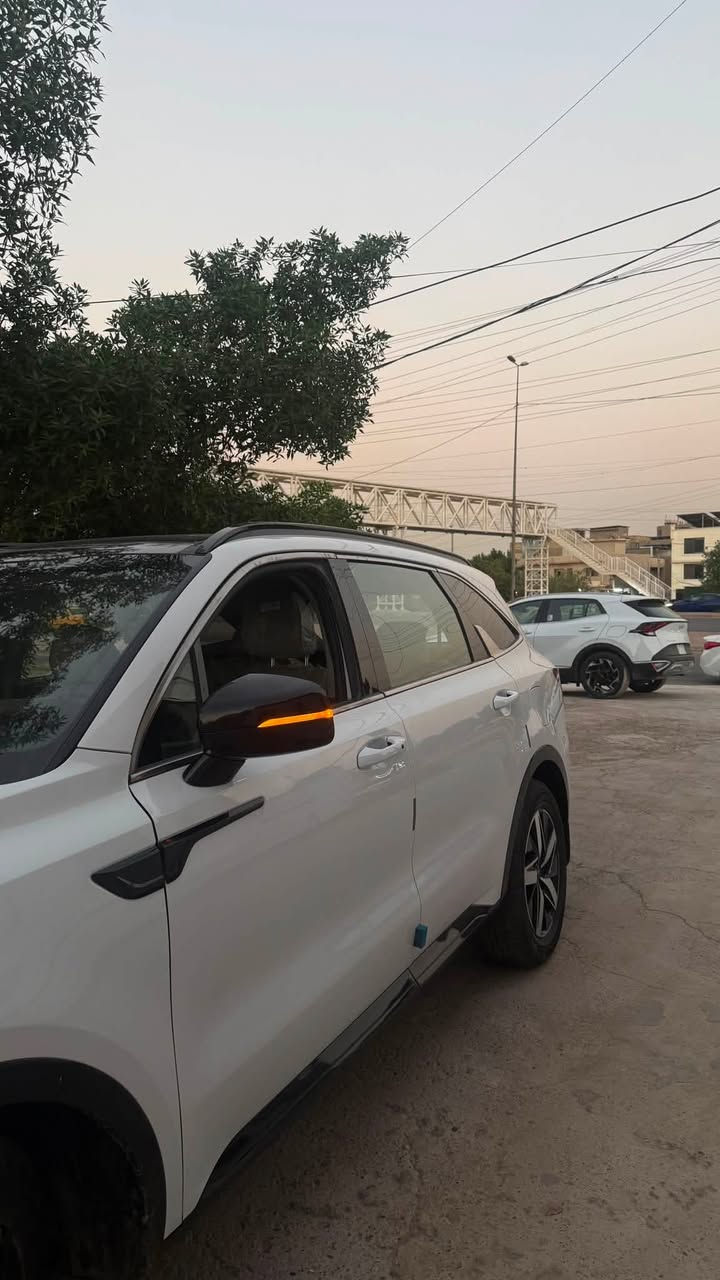السلام عليكم
سورينتو ٢٠٢٢ امريكي
محرك 2500 توربو
حادثها چاملغ وبنيد 
مواصفات:

سقف بانورامي.
صندوق كهربائي.
تدفئة المقاعد.
مستشعر وقوف.
نظام التحكم على المنحدرات.
منافذ كهربائية.
مثبت سرعة.
مسند ذراع.
بصمة تشغيل.
نظام مراقبة النقطة العمياء.
شاشة معلومات.
حساس المطر.
نظام المفتاح الذكي.
التحكم التلقائي بدرجة الحرارة.
مقاعد كهربائية.
ست وسائد هوائية.
مصابيح زينون أمامية.
نظام مانع الانزلاق.
آبل كاربلاي.
التشغيل عن بعد.
نظام ABS.
شاحن لاسلكي.
رادار.
مقاعد الصف الثالث.
فرامل الوقوف الإلكترونية.
كشافات الضباب.
حساسات ضغط الإطارات.
تحذير مغادرة المسار.
قفل الأمان للأطفال.
أزرار طي مقاعد الصف الثاني.
إنارة داخلية تعمل باللمس.
إشارات بالمرايا الجانبية.
وضعية Eco.
وضعية Comfort.
وضعية Smart.
وضعية Sport.
نظام إطفاء المحرك أثناء الازدحام.
ناقل حركة DCT دبل كلج.
نظام Auto Hold
سعرها 232 ورقه وبيها مجال
للتواصل واتساب: ***********
