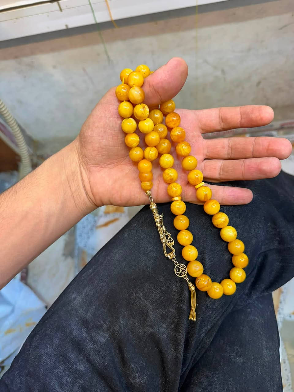 كهرب بولوني حر طبيعي شجريه جميله بشكل الكركوشه فضه مطليه بمي ذهب الوزن الكلي ٦٠غرام *********** يوجد توصيل واتساب ايضا متواجد
