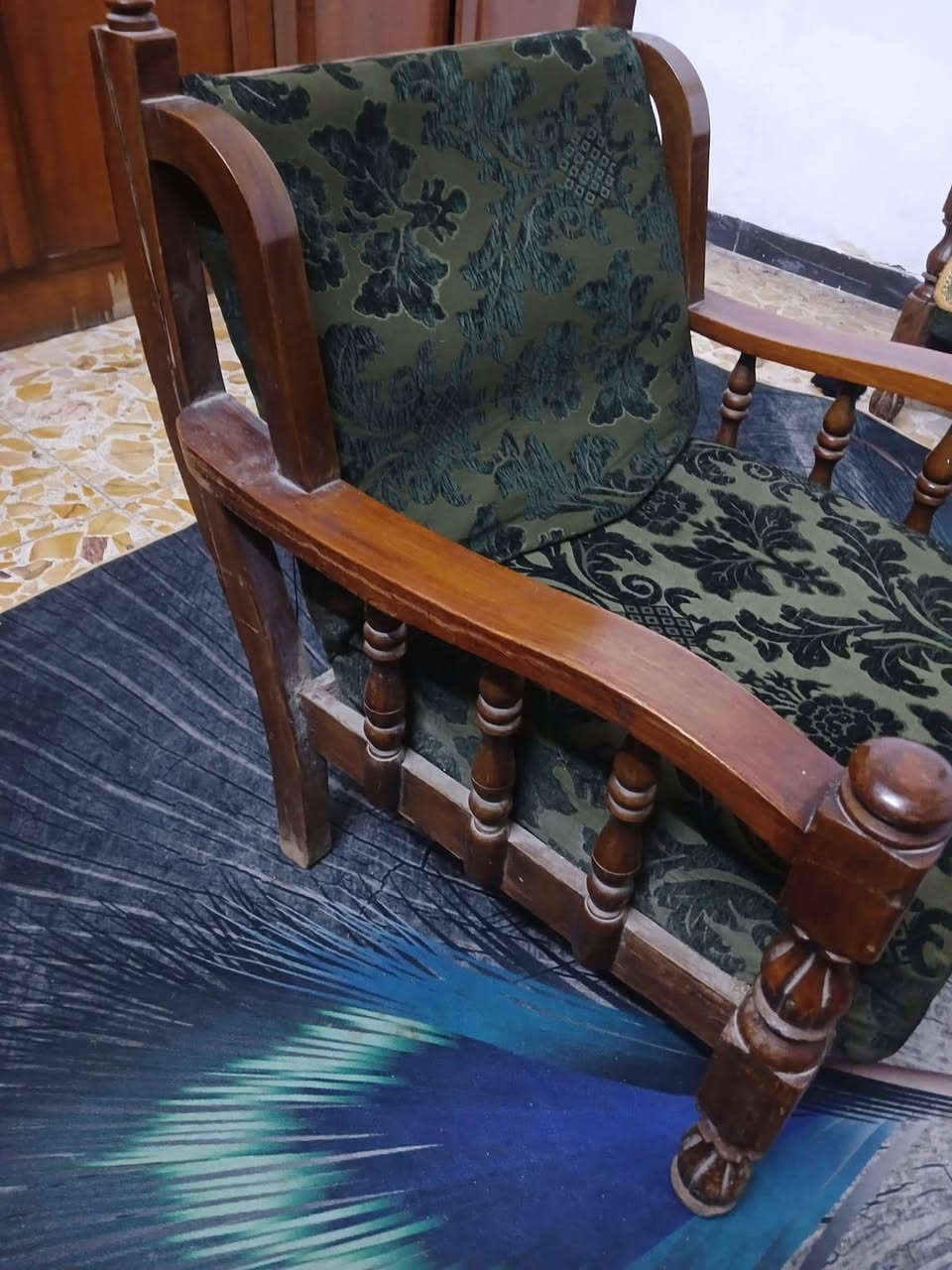 السلام عليكم
تخم صاج شغل قديم كلش حلو عشر مقاعد قنفتين واربع كراسي بس يرادله دوشمه السعر 75 مكان حي اور ***********
