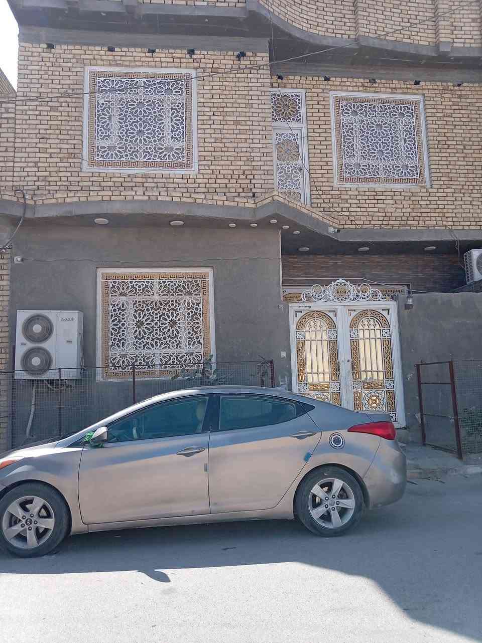 السلام عليكم بيت المساحة 100متر قرب السريع الطابق الأول يحتوي على غرفة واستقبال ومطبخ حار وبارد  وصحيات الطابق الثاني يحتوي على 3غرف نوم مع صحيات مع صالة مطلوب إسكان ***********خاص
