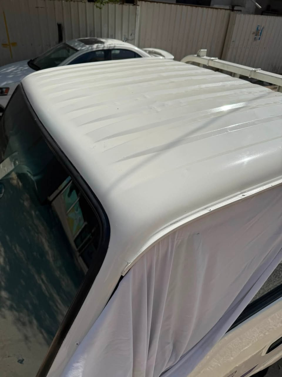 ‏سلام عليكم كيا حمل للبيع موديل 2004 صبغ فقط جمالية ما بها ضربة كل خيس ما أبيها صدر جديد امامي خلفي ومرتبه السيارة سلف***********
