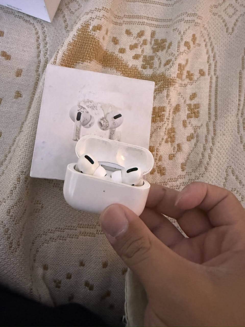 السلام عليكم 
ايربودز برو جيل اول 
نظافتها ٩٨٪؜
سماعة كامل ملحقاتها
سعرها ١٢٠
تواصل واتساب فقط 
***********
