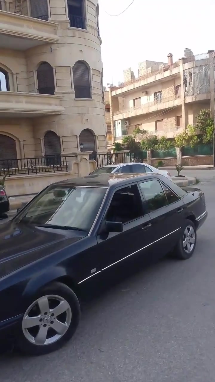 انضف قطعه بي حلب 😱😱 (ديزل)
مرسيدس E 300 فرخ الشبح قياس  124
كرت 1991 محرك 6 سلندر ديزل ميلين 
اكمل وصف رقم 1 فل وصف 
فتحت سقف ، دجتل ، تحكم طاره 
تومتيك ، ABS ، كراسي كهرباء 
بخ كامل من بره جوا خاليه
ممشى 242 الف حلال 
موتور شنجمان دوزان مكنيكه دهب الدهب 
تواجد حلب للتواصل ❗0944692609❗

لشراء وبيع كافة أنواع السيارات بمدينة حلب .. 
تابع قناة مكتب سليمان لتجارة السيارات
ليصلك كل العروض رابط القناه 👇https://whatsapp.com/channel/0029VbBfibUE50UgIQLmTh0L


**إذا كنت صاحب هذا الإعلان وتريد حذفه لأي سبب، رجاءا أرسل رسالة إلى الدعم الفني**
