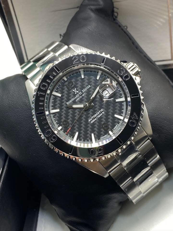 Bernhard H. Mayer 

 Limited Edition 4999

وكالة كامل المرفقات جديد غير مستخدم 

قطر 45 

اوتوماتيك 

25 حجر كريم 

مقاوم للماء 500 متر 

ماكنه كشف 

لومينوس 

زجاج كرستال ياقوتي 

توجد خدمة توصيل 

***********
