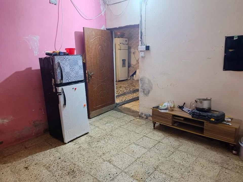 السلام عليكم بيت في الزعفرانيه باب الزراعه طابق و ونص الفوك بيت كامل غرفه و حمام مشترك و مطبخ ودرج خارجي وغرفه ثانيه / جوه 3 غرف و استقبل صاله مطبخ مخزن حمام / تواليت خارجي طرمه كبيره مساحة البيت 200 متر ب60 وبي مجال واتساب موجود ***********
