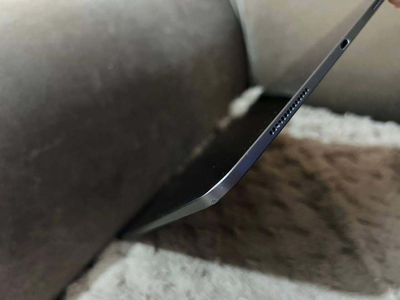 السلام عليكم 
عندي ايباد 11 m4 حجم 13 اكبر حجم نموذج m... بطاريه 92 ... عدد دورات الشحن189... الذاكره 256... بعده بالمضان لحد 2026/8/3 يعني 4 اشهر بعدله ضمان الشركه 
الشغلات المتوفره ويه الايباد 
1- جنطه ايباد اصليه داخلها فرو غير 
2- لزكه شاشه مات اضافيه احتياط اصليه
3- كفر اصلي من شركه KAKU
4- فريز اصلي 
5- الكارتونه والشاحنه مالته كامله
يعني جاهز من كلشي 
مثل ما موضح بالصور الجهاز نضيف كلش 

العنوان بغداد شارع فلسطين تجي تاخذه من بيتي 
 متوفر واتساب وخط مفتوح ***********
السعر1300 وبي مجال بسيط حك الجيه
