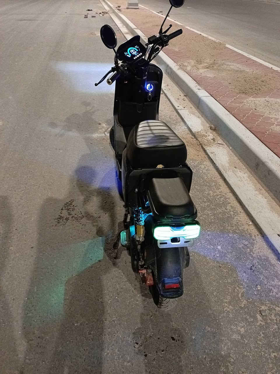 دراجه R11
موديل2026 5بطاريات 32امبير تشغيل كارت وبصمه وسويج دبل كارت قبل شهر بدلت حساس الملف وهسه هم رجع الملف عطل يرادلها بس ملف بيها شخوط بسيطه وكسر يم مكان الشحن السعر 400قفل مكان البصرة الكزيزه ***********
