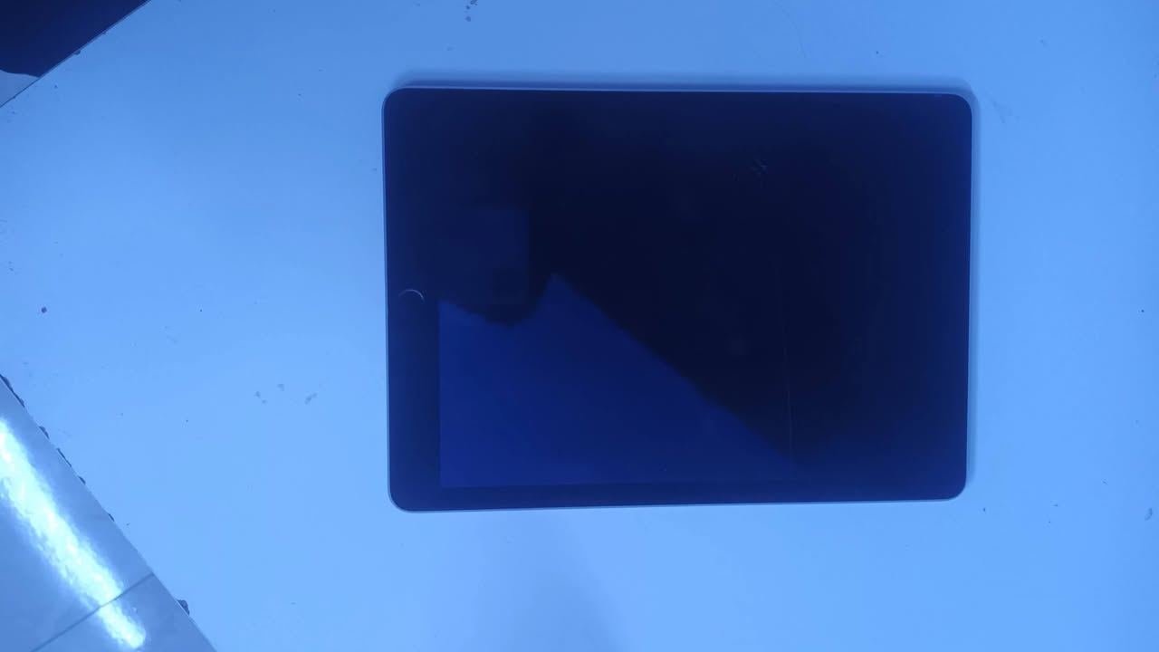 سلام عليكم ايباد اير2جيل٥ الايباد فقط بيه كسر بل شاشه ايباد مكفول من كلشي السعر 150الف ***********اوp7746059632
