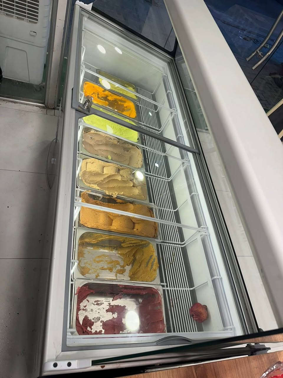 مكينة DS صينية بماطور امريكي كوبلاند الاصلي(غير مقلد) نظيفة جداً تبريد ماء  بسعر مليون و٧٥٠ 

مكينة سوفت امباير نظيفة  كاملة بمليون و١٠٠ 

مبسترة آيس كريم تصنيع عراقي ٦٠٠ الف نظيف 

قنفات مطعم او كوفي او محل ايسكريم  ب ٤٠٠ الف  نظيفات جداً 

عارضة تركي  ايكور ٨ بلانكات وتشيل اكثر  بمليون و١٠٠ نظيفة مشتغلة ٤ شهور بس 

بلانكوات حجم ١٧ سم عرض ٣٥ سم طول  نظيفات الواحد ٤ الالاف 

للأستفسار ألإتصال على *********** 
متوفر واتساب
