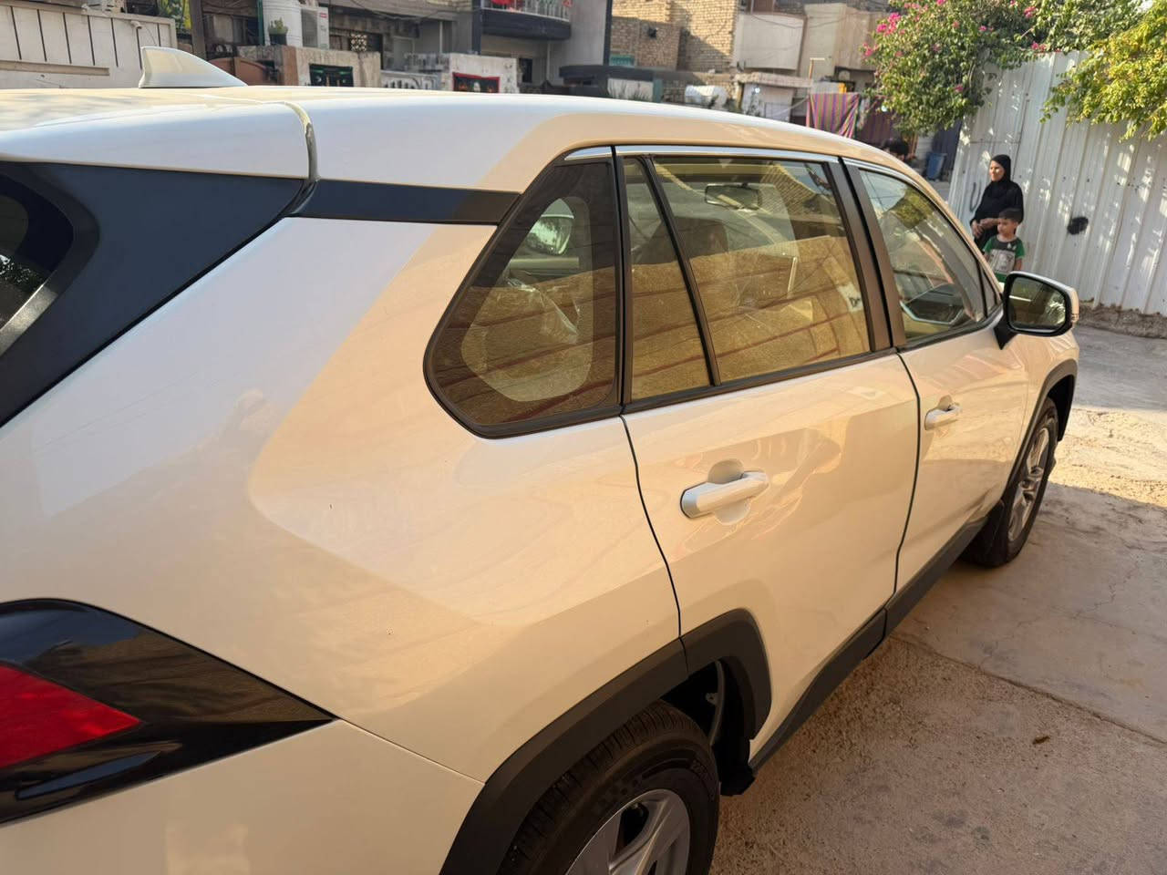 للبيع تويوتا راف فور 
 شركة SAS ياباني 
التفاصيل الأساسية:
• الموديل: 2022
• الممشى 107 الف 
: شركة SAS خليجي

المواصفات والإضافات:
• بصمة أبواب وبصمة تشغيل
• نظام الوقوف المؤقت (Autohold)
• هاند بريك كهربائي
• مثبت سرعة
• 3 أنظمة قيادة (Sport / ECO / Normal)
• كاميرا خلفية وحساسات خلفية
• ⁠حساسات امامية
• شاشة تدعم نظام GPS وخرائط و Apple carplay
• تحكم ستيرن
• كراسي 
• تبريد مركزي أمامي وخلفي
• لايتات أمامية زينون
• ويل كب 
• بلوتوث ومداخل AUX و USB
المكان: بغداد
سعر 220 $
للتواصل: ***********
