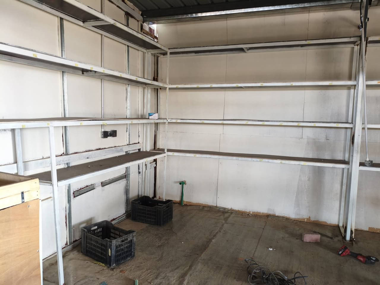 رفوف محل عدد 3 تفصال حديد ماصارلي شهرين من فصلتهن القياس ارتفاع مترين ونص طول 3 متر ولداخل مالته قياسه 40 سانتي متر  وميوزه عدد 2 واحد طوله 3 متر ارتفاعه  واحد متر ولداخل مالته 60 سانتي متر .. 
الميز الثاني طوله مترين الارتفاع واحد متر ولداخل 60 سانتي متر  ***********
