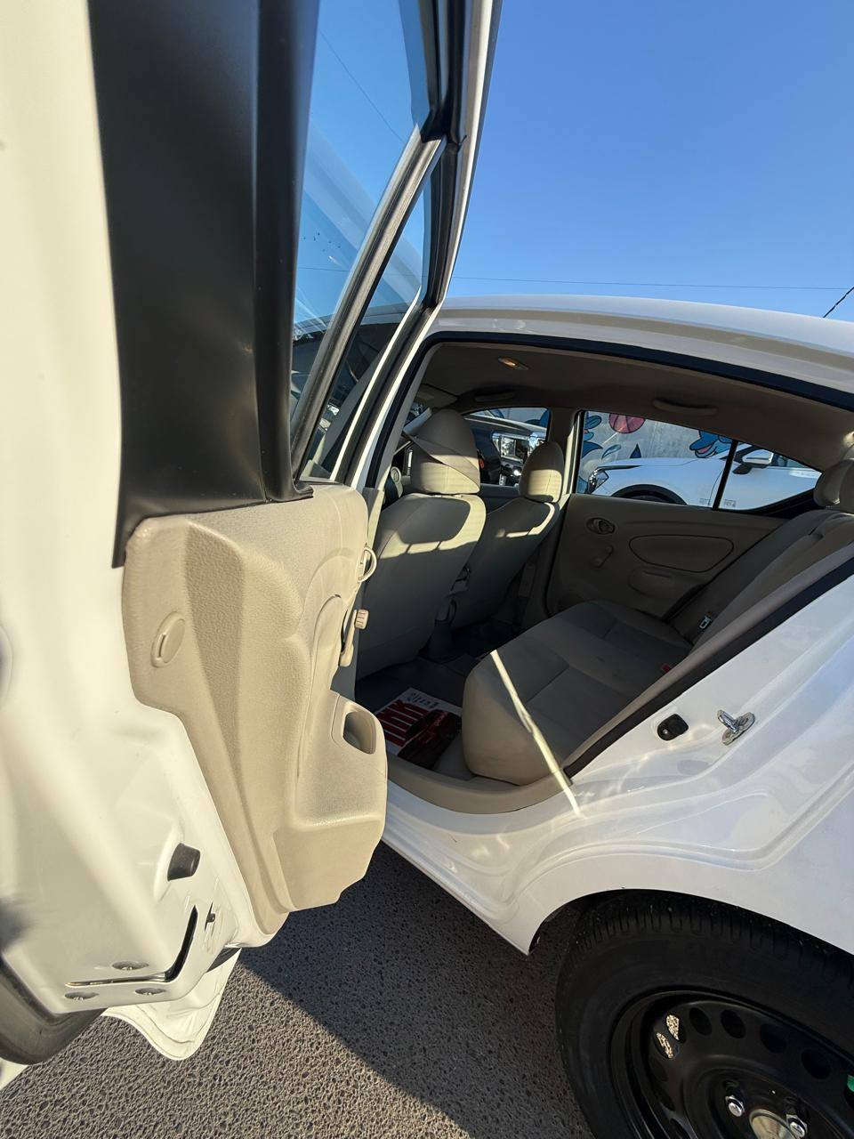 سلام عليكم نيسان سني موديل 22رقم سليمانية باسمي تريد تحويل تريد وكالة  بيها طخة بلجاملغ الخلفة والجاملغ الامامي بسيطات كلش ومعدلهن بارد كير محرك مكفولات سيارة كبل للشارع السعر (115) وبيها مجال رقم الهاتف ***********
