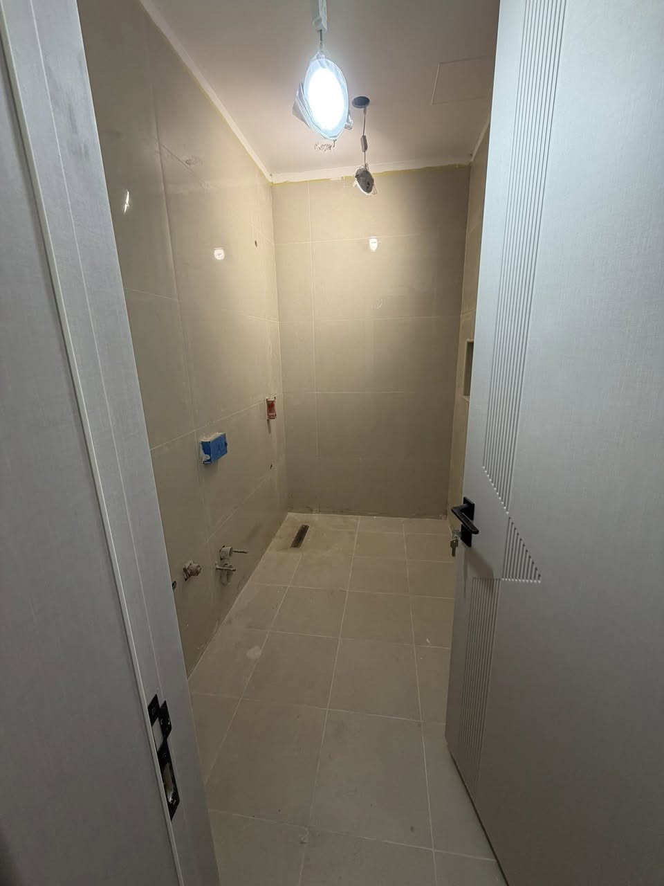 سلام عليكم
توجد شقق لليجار داخل مجمع الضابط السكني تتكون البناية من ١٢ شقة سكنية للعوائل فقط تتوفر شقق من غرفتين نوم سويتات وصالة ومطبخ وتتوفر شقق من ٣ غرف نوم سويتات وصالة ومطبخ 
شقق ام ٣ نوم اجارهة ٨٥٠ الف قفل 
الشقق ام ٢ نوم اجارهة ٨٠٠ الف قفل 
الشقق مئثثة سبالت وكاونترات البناء حديث جداً 
البناية بيهة كراج طابق ارضي وبيهة مصاعد 
الاستفسار 📞   ***********
