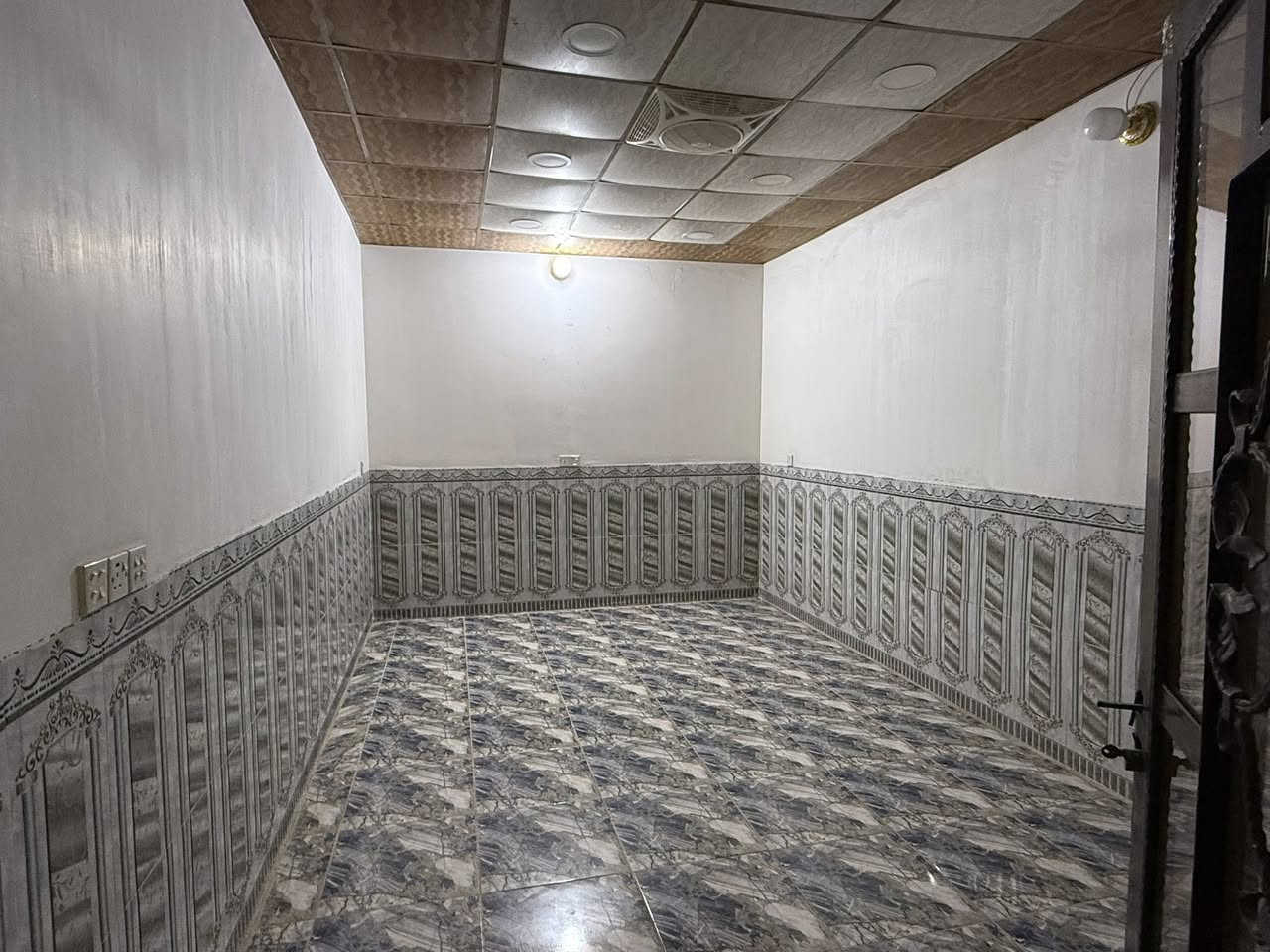 سلام عليكم ورحمة الله وبركاته شقه الايجار في ديوم 11الف مقابيل اسواق زوبعي غرفة نوم وصاله ومطبخ وديوان خارجي مثل ما موضح بل منشور سعر شقه 175 الاستفسار 
***********
***********
