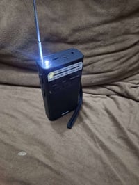 للبيع راديو صغير جيبي جديد بالكارتونه يشتغل موجتين AM,FM شحن تايبسي وب...