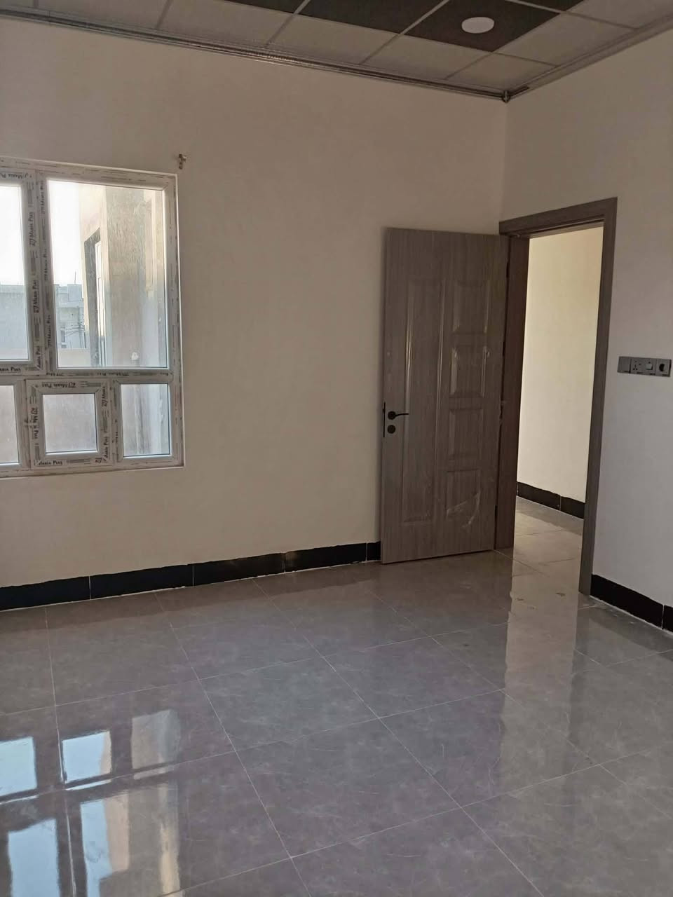 السلام عليكم دار للبيع السماح الاساتذه قرب برج التلفزيون ١٠٠ متر طابقين بناء حديث سيراميك بورسلين سقوف ثانويه ٣ غرف نوم حمامات عدد ٢  صحيات شرقي غربي عدد ٣ صطح عالي وناصي                             تسليم فوري  سند طابو الزهور منطقه حلوه كلش للاستفسار ***********
