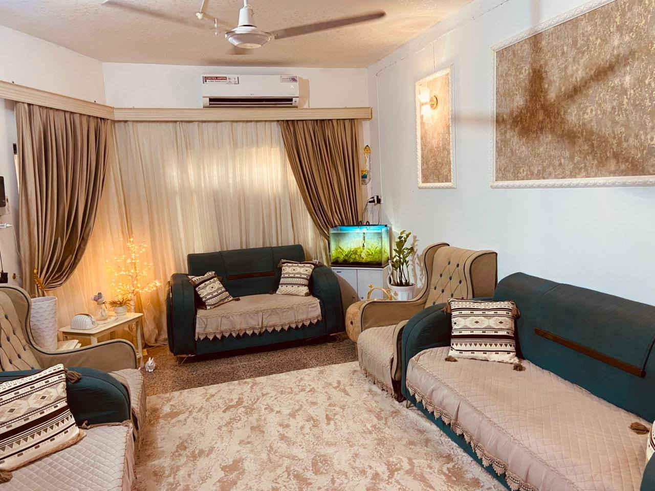 🏡 الدار للـــبيــــــــع  
📍 الموقع: زوير قرب مشروع الماء 
✨ المواصفات:  
▫️ المساحة: 110 م²  الواجهة 6.5 م 
▫️ طابو زراعي سند 25 
..........
🔹 الطابق الأرضي:
- يحتوي على طارمة كبيرة 
_ صالة 
_ مطبخ 
_ كلدور 
_ غرفة منام 
_ صحيات 
_ منور خلف البيت 
🔹 *الطابق العلوي:
- غرفة كبيرة على الصالة 
_ بيتونة 
............
🔹يباع مع قسم من الاثاث 
_ مولد گاز ٣ بستم بيركنز كاتم ٢٢ كيفي 
_ تخم قنفات 
_ غرفة نوم تركية 
_ كاونتر 
_ كيزر 
_ كنتور ٣ ابواب 
_ جهاز جري 
_ سبلت واحد 
_ مكيف
---------------------------------
📞 للاستفسار والمعاينة: 
الاتصال على الارقام :
***********☎️ واتساب    
او مراجعة المكتب 
الحلة _  شارع المقام / مجاور مول الحسن 
--------------------------------
✅ نستقبل جميع عروضكم السكنية 🏠 والتجارية 🏡 بكافة مناطق الحلة
