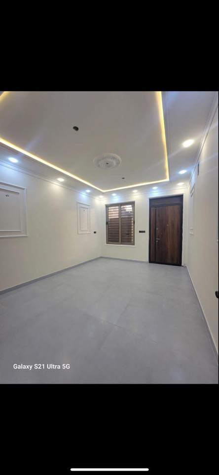 السلام عليكم عقار للبيع طابو ملك صرف
مساحة 90 م
3 غوف نوم الطابق الاول غرفه  
الطابق  الثاني غرفتين (وحده سويت)
مناور عدد2 
مطبخ حار وبارد 
حمامات 3 مع واحد خارجي ..سطحين امامي وخلفي 
العنوان الدورة شارع 60 خلف مكتب النائبه وحده 
الجميلي مباشر
متوفر واتس اب ***********
