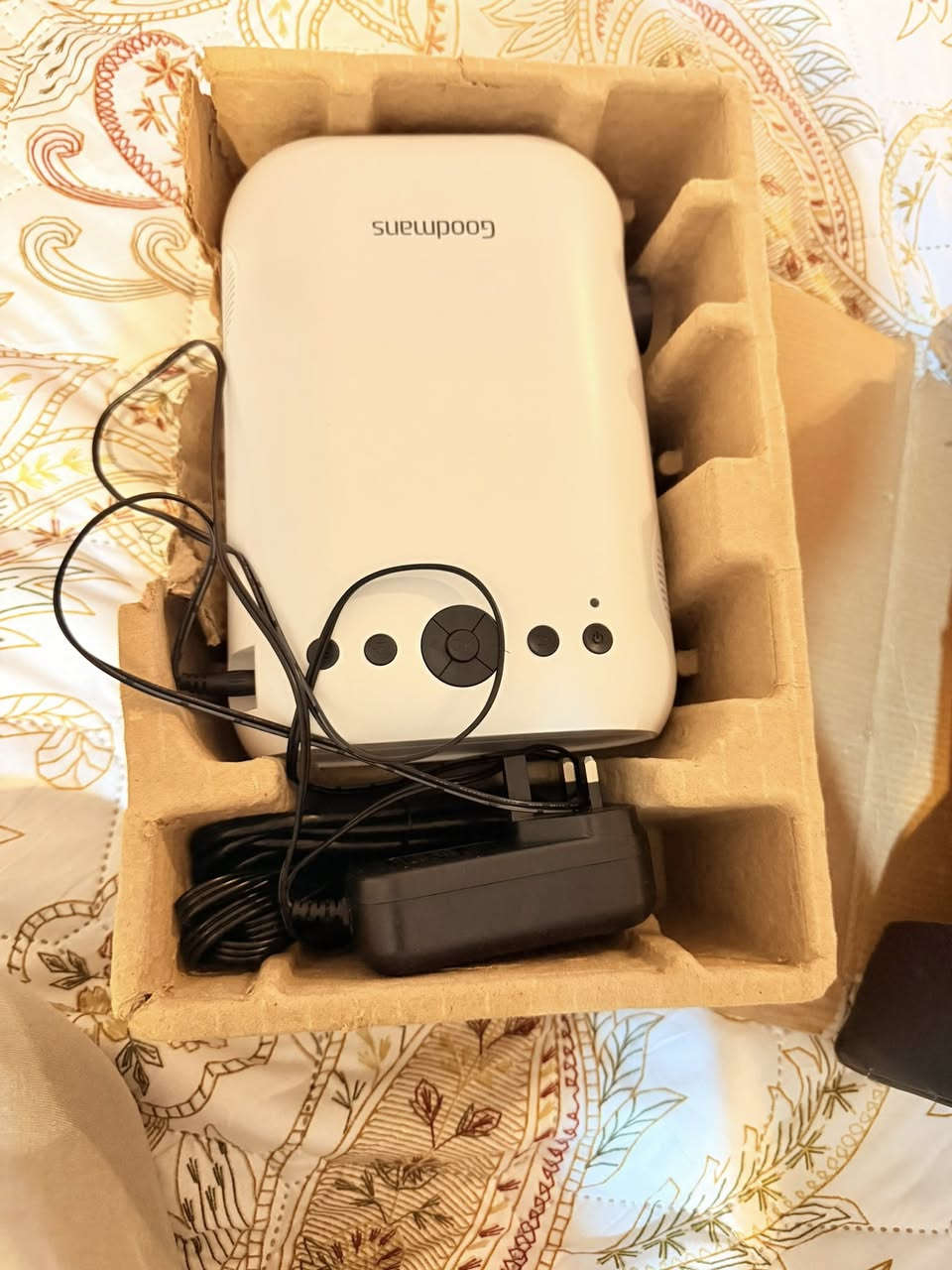 داتا شو ماركة Goodmans
موديل HD LED Projector) المزود بميزة بث الشاشة اللاسلكي (Wireless Screen 

📋 أبرز المواصفات الفنية للبروجيكتور:دعم الدقة: يدعم تشغيل ملفات ومدخلات بدقة Full HD 1080p (مع دقة إخراج أصلية Native تبلغ 480p).الإضاءة والتباين: قوة سطوع تصل إلى 2000 لومن مع نسبة تباين 3000:1.حجم العرض: يغطي مساحة إسقاط تتراوح بين 40 إلى 200 بوصة حسب مسافة التباعد.الاتصال اللاسلكي: يدعم ميزة البث اللاسلكي للشاشة (Mirroring) من الهواتف الذكية والأجهزة اللوحية (iOS و Android).تقنية البلوتوث: مدمج به Bluetooth لبث الصوت مباشرة إلى السبيكرات الخارجية أو سماعات الرأس.

60 الف بدون ريمونت


**إذا كنت صاحب هذا الإعلان وتريد حذفه لأي سبب، رجاءا أرسل رسالة إلى الدعم الفني**