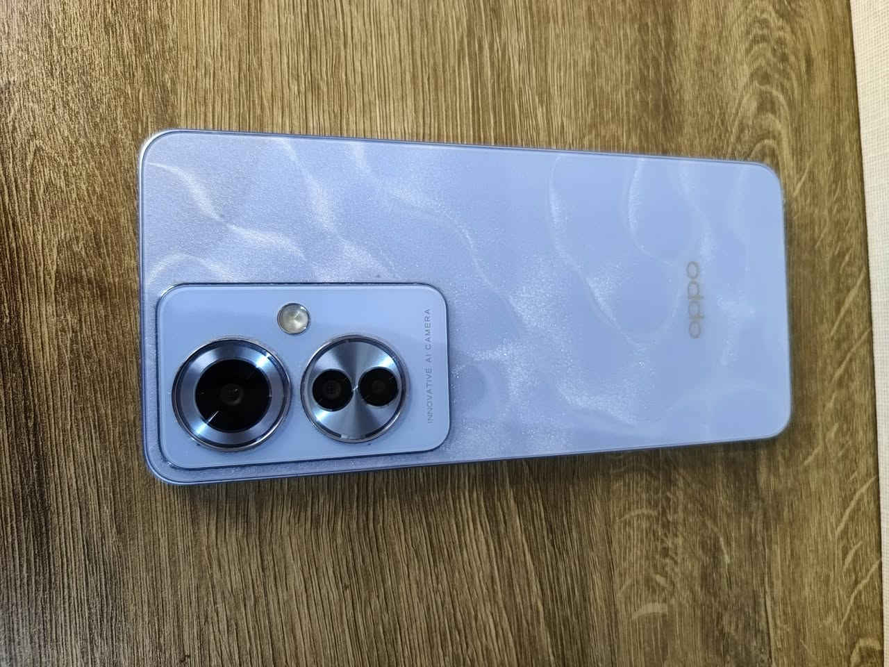 الجهاز الظاهر في الصور هو هاتف OPPO Reno11 F 5G (باللون الأزرق المميز بنقشة تموجات المياه الأنيقة).
الجهاز الظاهر في الصور هو هاتف OPPO Reno11 F 5G (باللون الأزرق المميز بنقشة تموجات المياه الأنيقة).
إليك أهم وأبرز مواصفات هذا الجهاز بالتفصيل بناءً على ما يظهر في شاشة معلومات الهاتف والصور الأخرى:
📱 المواصفات التقنية الرئيسية
الشاشة: شاشة كبيرة بحجم 6.7 بوصة (من نوع AMOLED تدعم ألواناً ممتازة وتأتي بحواف نحيفة جداً).
المعالج: من نوع MediaTek Dimensity 7050، وهو معالج قوي يدعم شبكات الجيل الخامس 5G ويقدم أداءً ممتازاً وسلساً في الألعاب والمهام اليومية.
التخزين والذاكرة:
مساحة التخزين الداخلية: 256 جيجابايت (تتيح لك حفظ آلاف الصور والفيديوهات).
الذاكرة العشوائية (RAM): 8 جيجابايت، مع ميزة توسيع الذاكرة افتراضياً بإضافة 4 جيجابايت إضافية لتعزيز الأداء أثناء فتح تطبيقات متعددة.
البطارية: سعة ضخمة تصل إلى 5000 مللي أمبير، وتدعم الشحن السريع جداً (بقوة 67 واط بتقنية SUPERVOOC).
📸 منظومة الكاميرات
الكاميرات الخلفية (ثلاثية):
الرئيسية: بدقة 64 ميجابكسل لالتقاط صور عالية الدقة والتفاصيل.
الزاوية الواسعة جداً (Ultra-Wide): بدقة 8 ميجابكسل لتصوير المناظر الطبيعية والمجموعات.
الماكرو (تصوير الأشياء القريبة جداً): بدقة 2 ميجابكسل.
الكاميرا الأمامية (السيلفي): ممتازة جداً بدقة 32 ميجابكسل لتقديم صور سيلفي واضحة ونقية.
⚙️ نظام التشغيل والتصميم
واجهة التشغيل: يعمل بنظام ColorOS 14.0 المبني على نظام أندرويد، وهي واجهة سلسة، سريعة، وتحتوي على ميزات ذكاء اصطناعي ذكية.
التصميم: يتميز بظهر ذي مظهر مائي متلألئ (يعرف بتصميم الجسيمات المغناطيسية) مع إطار مسطح مريح لليد، ومقاومة جيدة لقطرات الماء والغبار بمعيار IP65.
سلسة (Smooth): تتيح لك اختيار معدل إطارات قوي جداً (Extreme) للعب بسلاسة تامة وثبات عند 60 إطاراً (60 FPS). سعره 190 وبي مجال . ***********
