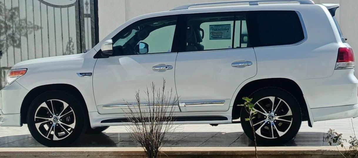 السلام عليكم
لاندكروزر  GXR
موديل 2008
محدثه 2015
حداديه 
تخم تاير جديد 
سياره كلش نضيفه 
 مكان سياره الانبار 
رقم بغداد 
سعر 260 ورقه  و بيه مجال 
***********
***********
