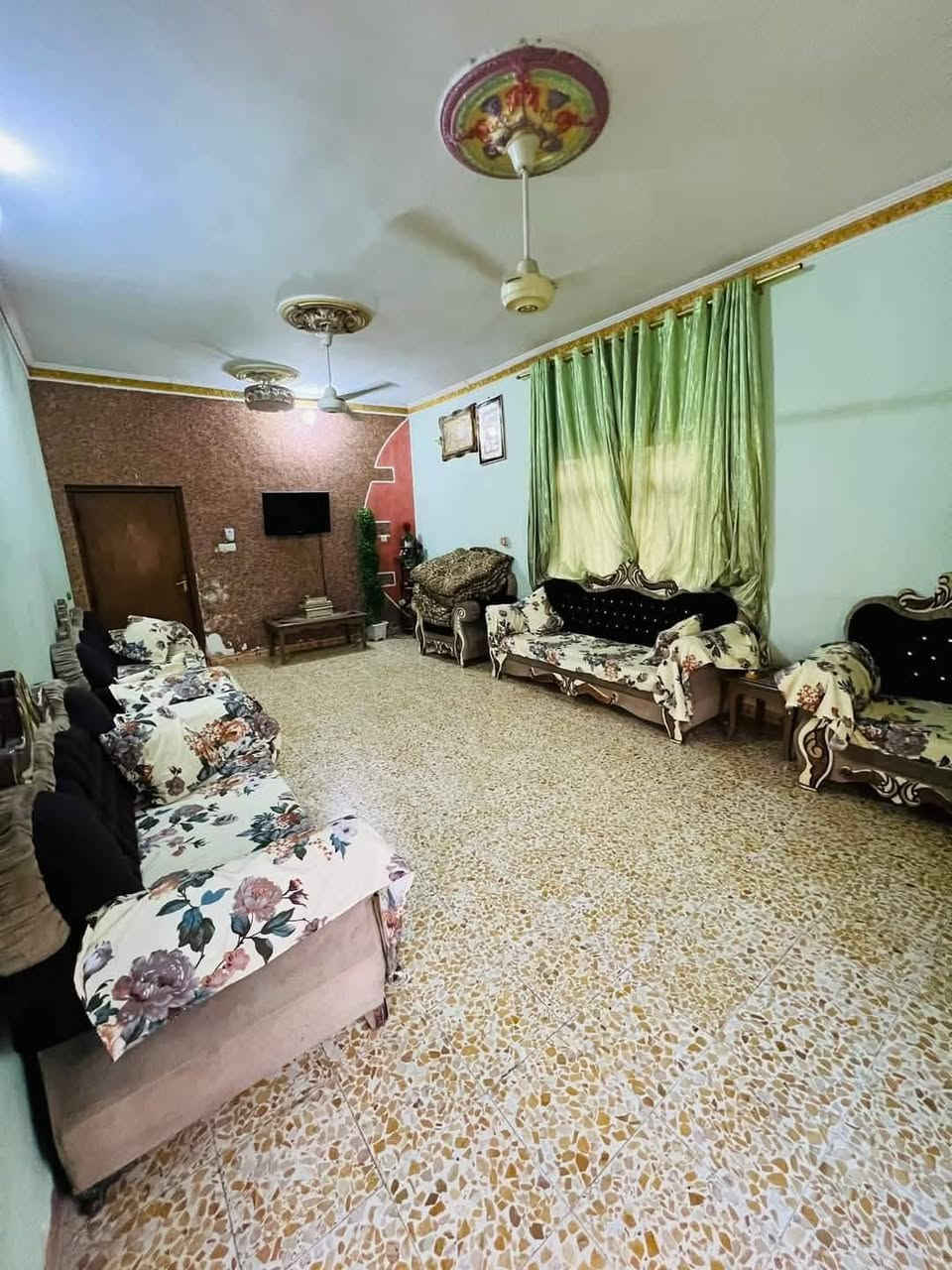 المساحه 1000متر فيها بيتان 
البيت الأول يتكون من غرفتين نوم وكلدور ومطبخ واستقبال وصيحات داخلية وخارجية مساحة البيت 250متر 
البيت الثاني يتكون من غرفة نوم وكلدور ومطبخ واستقبال وصيحات داخلية وخارجية مساحة البيت 240
الباقي من المساحة 500متر 
سند 25 مقاطعة 33العيفار 
العنوان شارع الكبان قرب مولدة العيفار 
كافة الخدمات متوفرة كهرباء تبليط مجاري 
للاستفسار الاتصال على الرقم ***********
