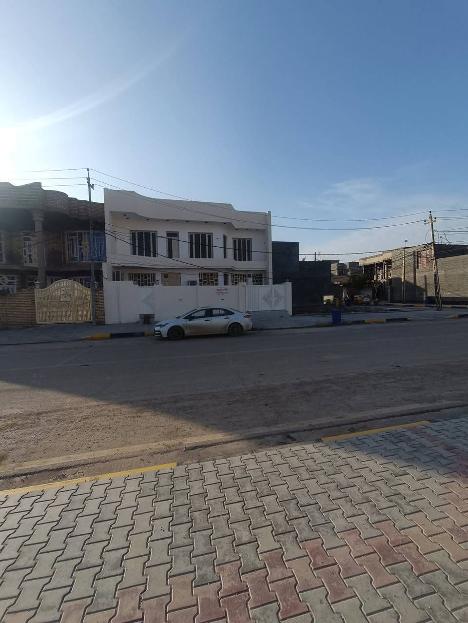 للبيع دار  المساحة 250 متر 
موقعه السياسيين شارع 20 الرئيسي مدخل السياسيين ***********
