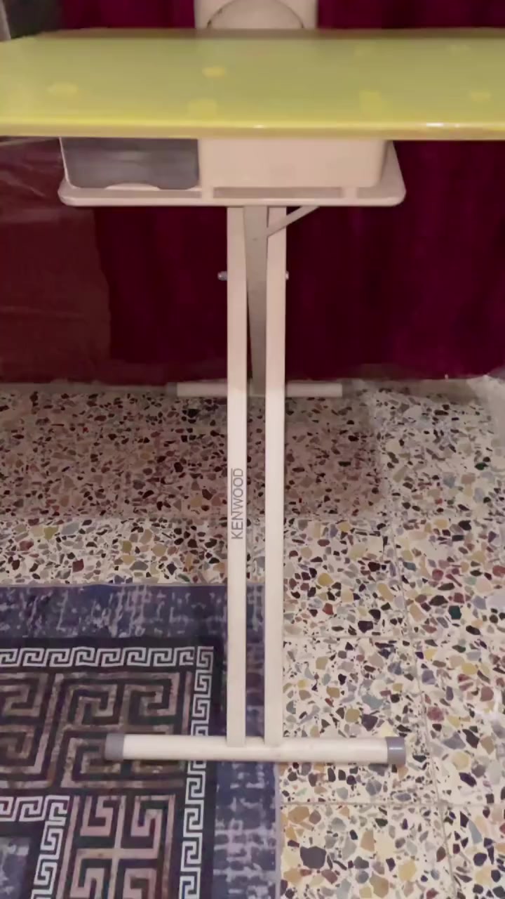 للبيع مكواة بخار من نوع Kenwood، وتحديداً نظام كيّ يجمع بين المكواة وطاولة الكي. 
العلامة التجارية: كينوود (Kenwood). 
الميزات: تحتوي على وظيفة "ECO" لتوفير الطاقة. 
الطاقة: تعتمد على قوة كهربائية عالية لأداء سريع، تتراوح في طرازات كينوود المشابهة بين 2200 واط و 2600 واط. 
تصميم: تأتي مع قاعدة ضغط وميزات مثل منع التنقيط وإزالة الترسبات الكلسية.


**إذا كنت صاحب هذا الإعلان وتريد حذفه لأي سبب، رجاءا أرسل رسالة إلى الدعم الفني**