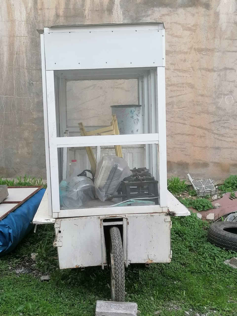 ئەم عارەبانەیە بەکامل ئەشیای لەفەوە بۆفرۆشتن
٠٧٥١١٠٢٨١٢
***********
