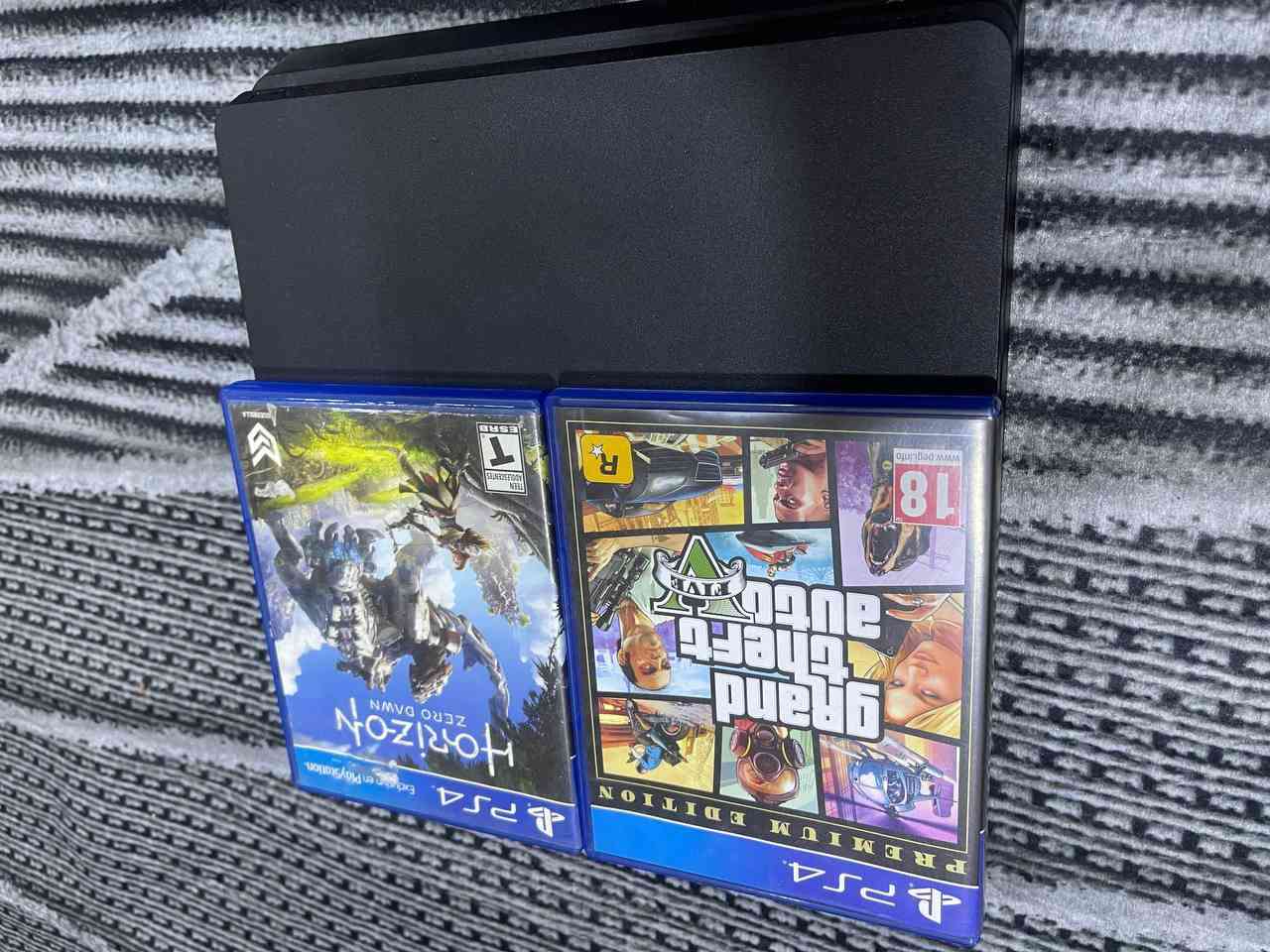 Ps4 نضافة 99‎%‎ شرط الفحص
بسعر 250 الف وتوصيل موجود وبي مجال للشراي
الملحقات اقراص عدد 2 مثل ما موضح بلصورة 
جويستك عدد 4 
كيبل الHDMI + كيبل التشغيل 
الجهاز نضافته كلش حولة للاستفسار خاص او 
***********
