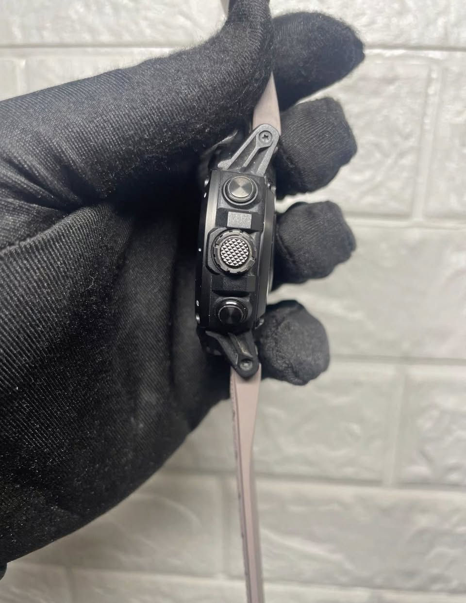 COROS VERTIX 2
425$

ساعة Coros Vertix 2 هي واحدة من أقوى الساعات الرياضية المخصصة للمغامرات والظروف القاسية. إليك ملخص لأبرز مواصفاتها
المواصفات الرئيسية:
• عمر البطارية الأسطوري: تعتبر الأقوى في فئتها، حيث تصمد حتى 60 يوماً في الاستخدام العادي، وتصل إلى 140 ساعة عند تشغيل نظام GPS المستمر.
• نظام تحديد المواقع (Dual-Frequency GPS): تدعم التردد المزدوج، مما يضمن دقة عالية جداً في تحديد الموقع حتى في الغابات الكثيفة أو بين الجبال العالية.
• الخرائط والملفات: تدعم خرائط العالم (Global Offline Maps) التي يمكن تحميلها واستخدامها بدون إنترنت للتنقل والملاحة.
• التصميم والمتانة: مصنوعة من تيتانيوم الدرجة الخامسة (Grade 5 Titanium) مع زجاج ياقوتي (Sapphire Glass) مقاوم للخدش، وهي مقاومة للماء حتى عمق 100 متر (10 ATM).
• الشاشة: تأتي بمقاس 1.4 بوصة من نوع (Memory-in-Pixel)، وهي واضحة جداً تحت أشعة الشمس المباشرة.


**إذا كنت صاحب هذا الإعلان وتريد حذفه لأي سبب، رجاءا أرسل رسالة إلى الدعم الفني**