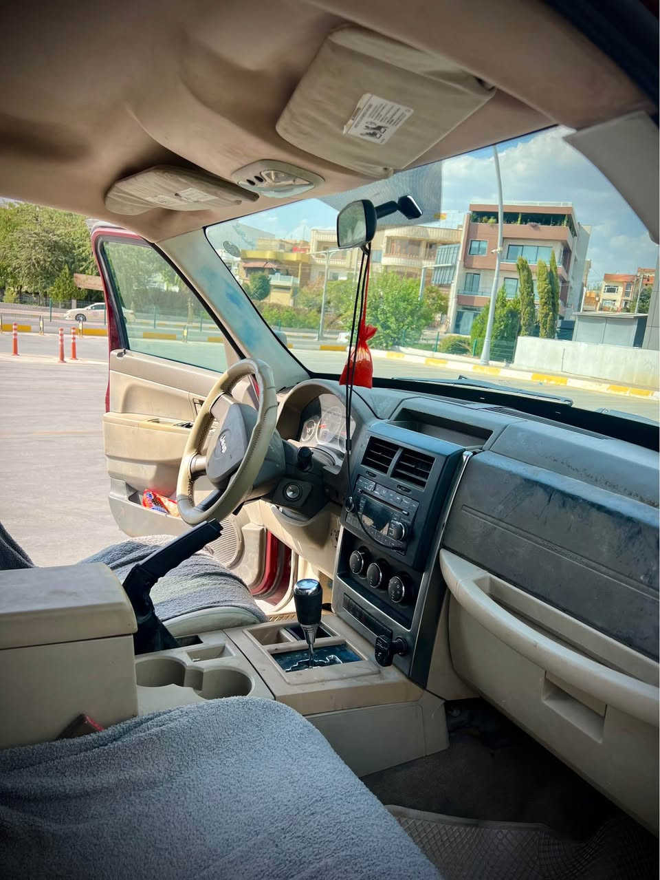 Jeep Liberty 
مۆدێل ٢٠٠٨ 
بڕاوەی پێشەوە 
بێ دەعم و سەیارەیەکی زۆر جوان 
دەبڵ ئەکسل 
٤ تایە و ویلی تازەی لەسەرە 
گێڕ و مەکینە بە شەرت 
٤٣ گەڵاو مەعامەلە 

*********** السليمانية, العراق
