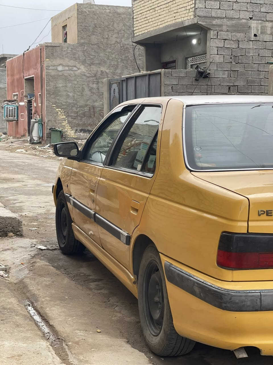 السلام عليكم
بيجو بارص مديل 2015  
مكاني بغداد الحسينيه 
تبريد ما بيه شي بس صونده مزرفه 
رقم بغداد باسمي السياره 
گير مكينة مكفولات
رقم انكليزي جديد
سيارة جديدة خير من الله 
رقمي ***********
