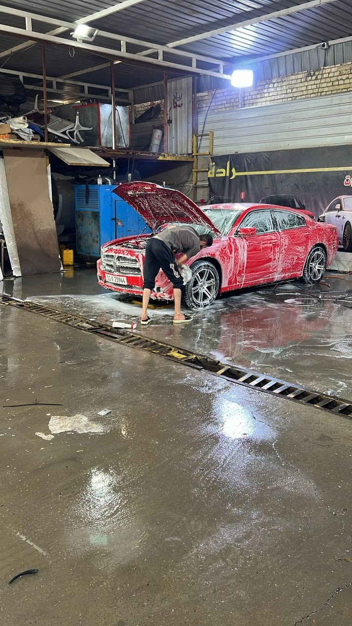 السلام عليكم جارجر ٢٠١١ بيه تكمه الوسط مال السايق مصبوغه عام  محرك كير جدد السياره جاهزه سعرهه ١٢٠ وبيه مجال  رقم ابو السياره ***********
