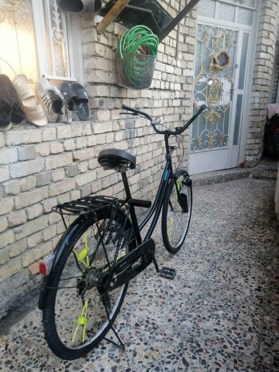 سلام عليكم بايسكل بناتي للبيع لون اسود حجم ٢٦ موديل ١٦ بايسكل نضيف كامل مكمل جاملغه موجود بريكاته سعره ٩٠ وبي مجال للطيبين💓 مكان بغداد الشعب متواجد خاص لاستفسار رقم ***********
