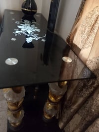 ميز تليفزيون للبيع السعر 40 للاستفسار اتصال عل الرقم التالي 0770178132...