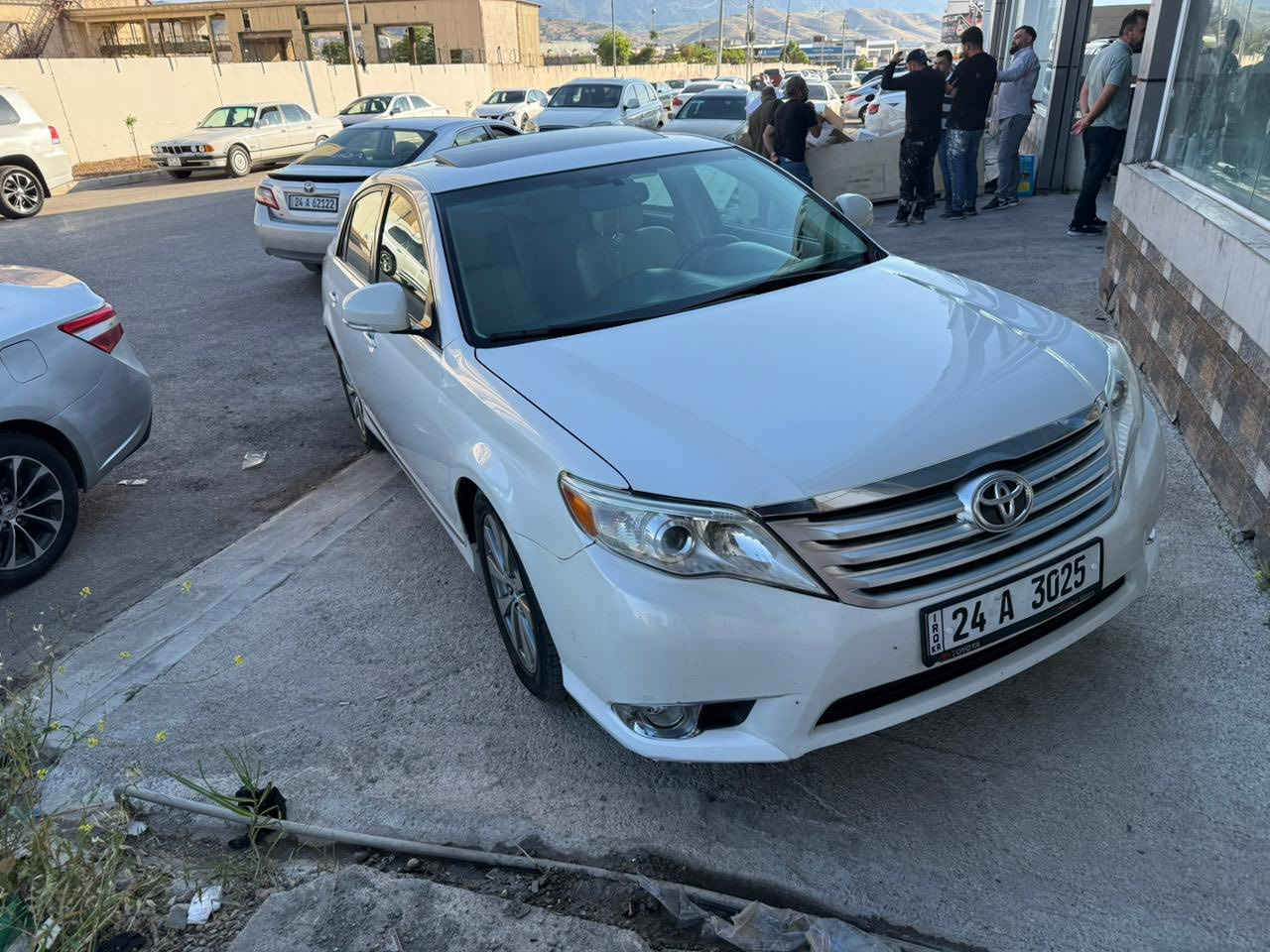 افلون 2012
مواصفات أمريكي فول
ماشي 320 الف 
بيها تعديل بارد جاملغ خلفي جهة سكن مع شبر من زاوية تحت الجاملغ 
سياره داخل اصفر و جلد
تبريد كهربائيات كلها شرط
فتحه سلايد
صدر امامي خلفي جديد
تايرات جدد
رقم جديد سنوية عظم الجديدة
مكان سياره دهوك
سعر 174 بيها مجال
***********
