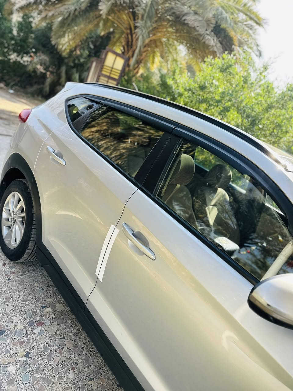 السلام عيكم 
توكسان للبيع 
2016خليجي سياره حلوه ونضيفه بانوراما وكشن كهرباء منظومه تبريد جديده سبيرها منازل ابد 
ماشيه 190الف 
مبدل بيها بنيد وكاله نفس الون 
وبيها طخه يم قبق البانزين يرجع بارد مثل ماموضح بلصور سياره قطره صبغ مابيها
رقم واسط باسمي تحويل ثاني يوم 
مكان واسط | الگارظيه 
***********
